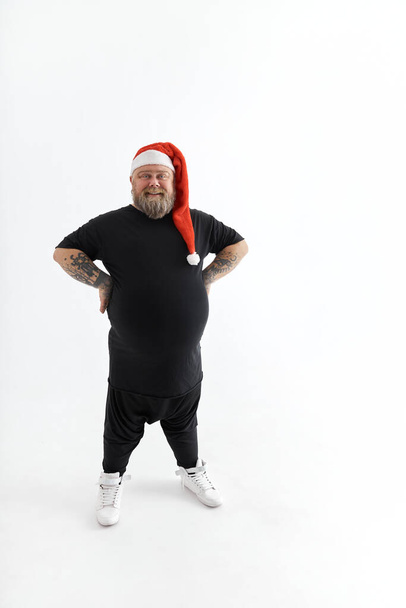 Funny fat beaded man smiling and wearing chrismtas hat - Fotografie, Obrázek