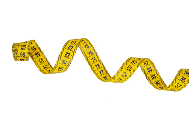 Fita métrica espiral amarela isolada no fundo branco - Foto, Imagem