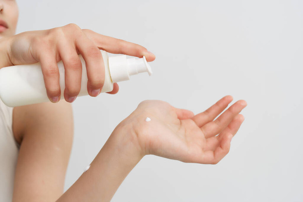 vrouw aanbrengen crème op de hand schone huid gezondheid hydraterende - Foto, afbeelding