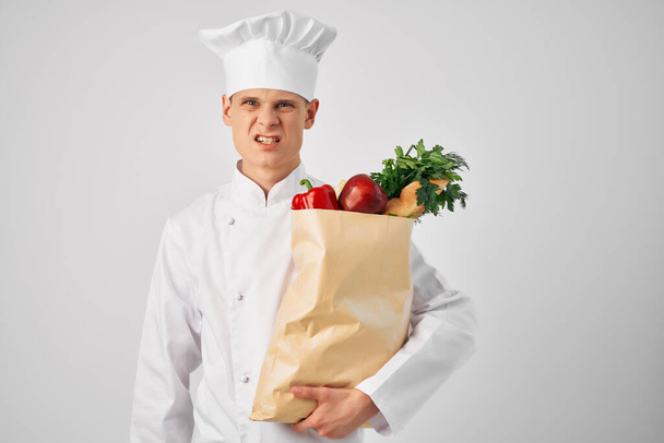 mężczyzna szef kuchni z pakietem żywności zdrowa kuchnia żywności - Zdjęcie, obraz