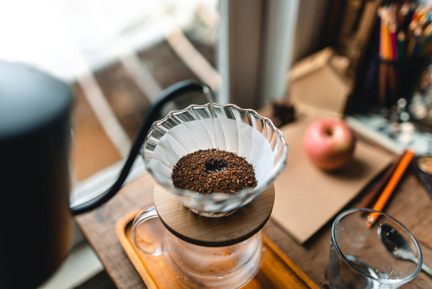 acqua calda nel gocciolatore di caffè sopra il vaso di vetro. - Foto, immagini