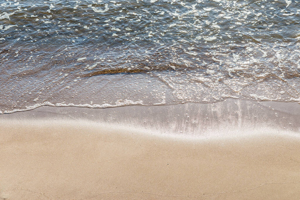 Onde douce de la mer sur la plage de sable.Mise au point douce, image floue.Espace de copie. - Photo, image