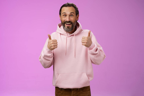 Energized support tive happy charming hipster mature guy bearded grey hair show thumbs up gesture yes approval sign totally agree cheering root for friend like awesome idea, standing purple background - Фото, изображение