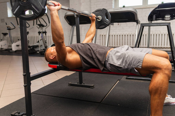 Bench Press Exercise.atletic uomo pompare i muscoli sulla panca presso i muscoli gym.breast pompaggio, allenamento. - Foto, immagini