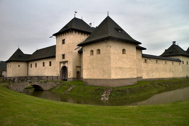 Gotik-Renaissance-Kastell aus dem Jahr 1576, Wasserschloss im Dorf Hronsek. - Foto, Bild