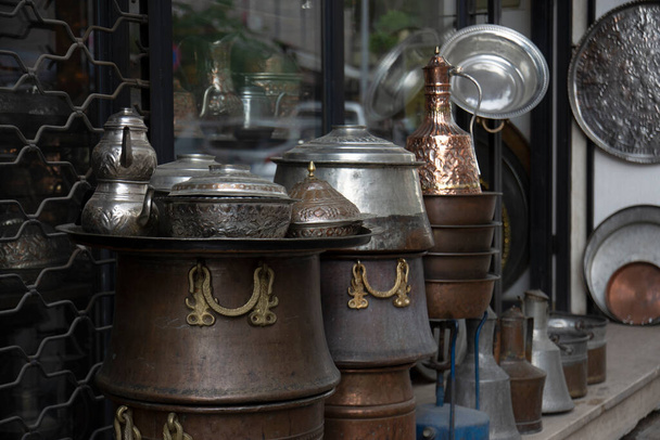 calderos de cobre auténticos hechos a mano, urnas, jarras, ollas, bandejas y productos decorativos. - Foto, imagen