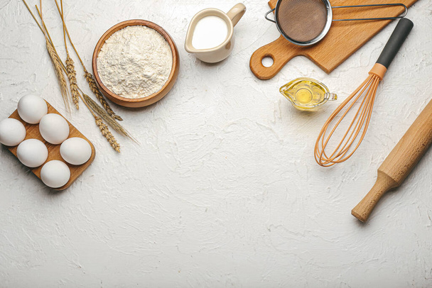 Ингредиенты для приготовления хлебобулочных изделий и посуды на светлом фоне - Фото, изображение