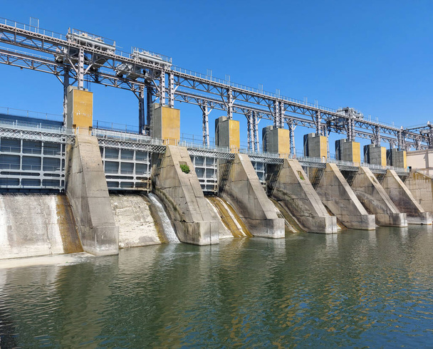モルドバのドゥバサリ（Dubasari）のニスル川の水力発電所。水力発電所、水ダム、再生可能エネルギー源、産業概念。新しいタイプの電気。環境に優しい. - 写真・画像