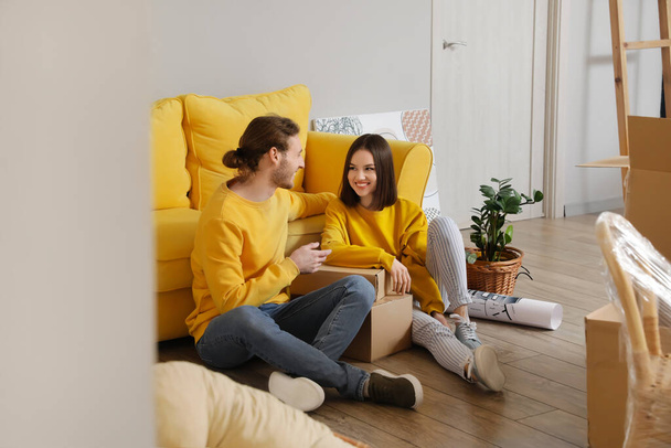 Young couple in their new house on moving day - Foto, Imagem