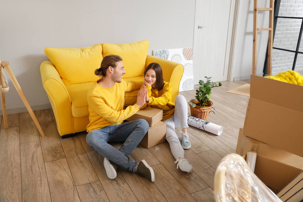 Young couple in their new house on moving day - Foto, afbeelding