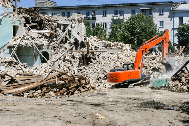 Egy régi ház lerombolása Odessa központjában. - Fotó, kép