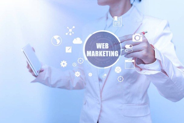 Inspiráló szöveg Web Marketing. Üzleti megközelítés Elektronikus kereskedelem Reklám az interneten keresztül Online eladó Business Woman Touching Digitális adatok a holografikus képernyő felület. - Fotó, kép