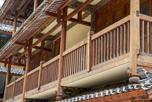 Κινέζικα παραδοσιακά ρετρό ξύλινα κτίρια σπιτιών, πυργίσκους - Φωτογραφία, εικόνα