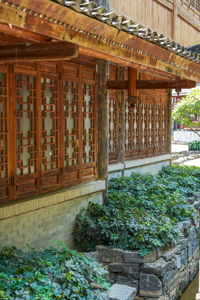 Κινέζικα παραδοσιακά ρετρό ξύλινα κτίρια σπιτιών, πυργίσκους - Φωτογραφία, εικόνα