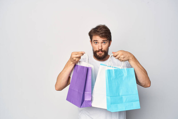 Mann mit Paketen in der Hand Mode-Shopping-Rabatte Emotionen - Foto, Bild