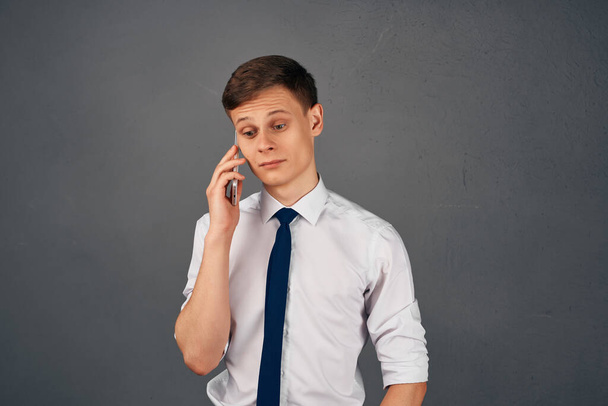 hombre de negocios en camisa con corbata hablando por teléfono estilo de vida de trabajo - Foto, Imagen
