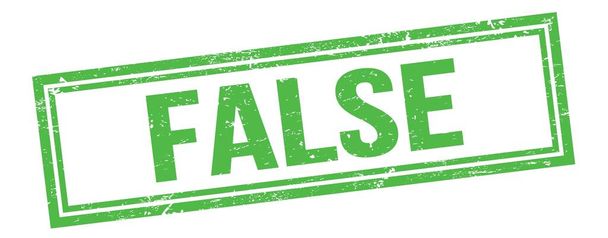 Текст FALSE на зеленой граненой винтажной прямоугольной марке. - Фото, изображение