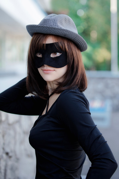 Beautiful elegant woman in a hat and carnival mask - Fotografie, Obrázek