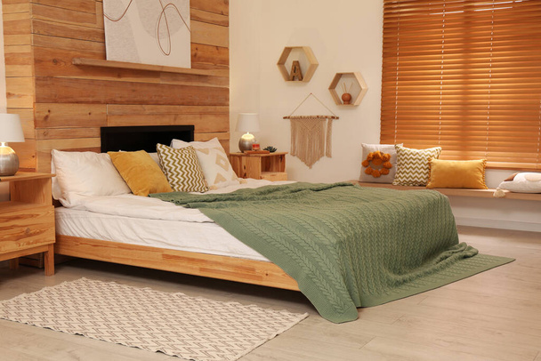 Stylish room interior with big comfortable bed - Φωτογραφία, εικόνα