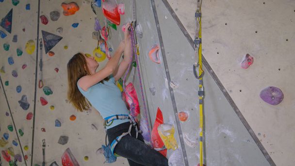 FECHAR-se: Adolescente caucasiano experiente escalando uma rota interna difícil - Foto, Imagem
