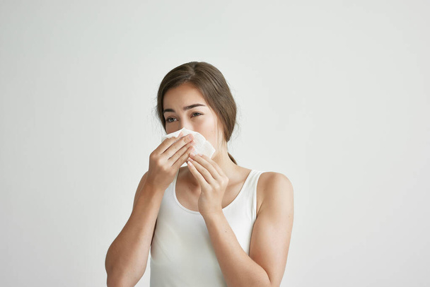 ハンカチで鼻を拭く女性｜コールドヘルスの問題障害 - 写真・画像