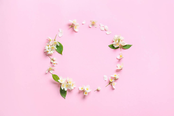 Rahmen aus schönen Jasminblüten auf farbigem Hintergrund - Foto, Bild