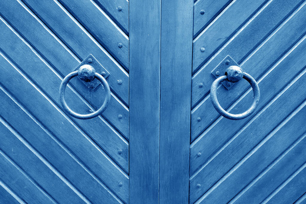 Oude metalen deur scharnier op houten deur in marine blauwe toon. Abstract achtergrond en textuur voor design.                     - Foto, afbeelding