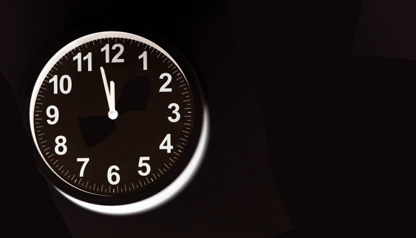 Seinäkellon musta kello näyttää ajan. Kello on melkein kaksitoista. Atomitutkijan viimeisimmän raportin mukaan tuomiopäivän kello on 100-12. Ihmiskunnan aika on loppumassa.. - Valokuva, kuva