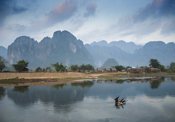 fiume in vang vieng laos
 - Foto, immagini