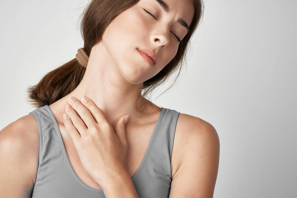 nyaki fájdalommal küzdő nő egészségügyi problémák gyógyszersérülés - Fotó, kép