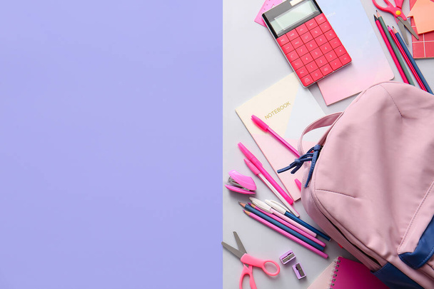 School rugzak en briefpapier op kleur achtergrond - Foto, afbeelding