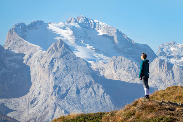 COPY SPACE: Social media influencer θέτει μπροστά από μια χιονισμένη οροσειρά - Φωτογραφία, εικόνα