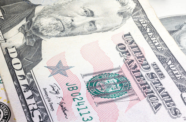 Макро крупным планом на дизайнерской поверхности банкнот доллара США. Банкноты Соединенных Штатов Америки. Обои фоновые деньги. Подробный крупный план по валюте. Доллары США изолированный плоский захват, USD - Фото, изображение