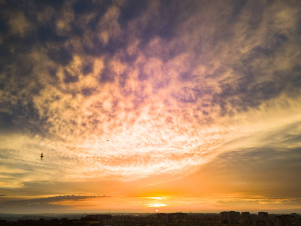 помаранчеве небо після штормового копіювання простору
 - Фото, зображення