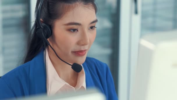 Zakenvrouw draagt headset en werkt actief op kantoor - Video