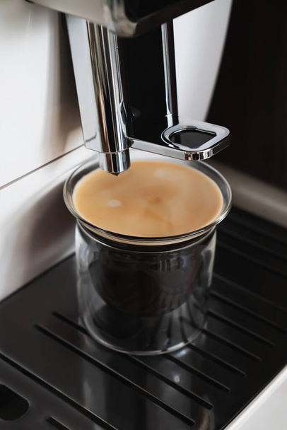 Еспресон постріл і кавовий апарат. Кава в домашніх умовах концепція
.  - Фото, зображення