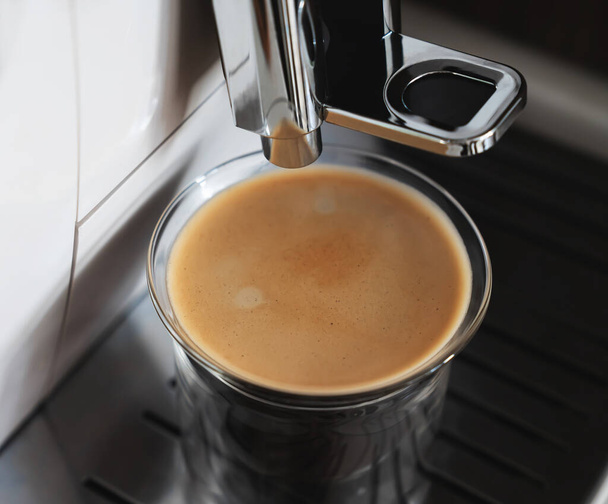 Снимок Эспрессона и кофеварка. Кофе в домашних условиях.  - Фото, изображение