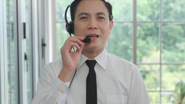 Vidéo caméra d'appel de l'homme d'affaires parle activement en vidéoconférence - Séquence, vidéo