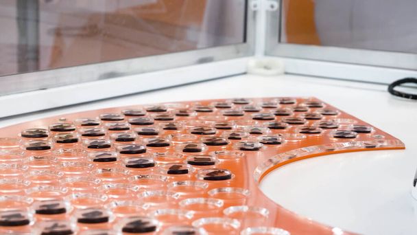 Produzione farmaceutica macchina automatica, covid 19 apparecchiature per la produzione di vaccini coronavirus. HDR. Nuove tecnologie nel settore farmaceutico concetto di industria medica. - Foto, immagini