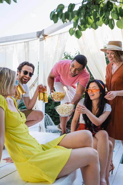 amis multiethniques excités avec de la bière et des collations s'amuser pendant la fête d'été - Photo, image