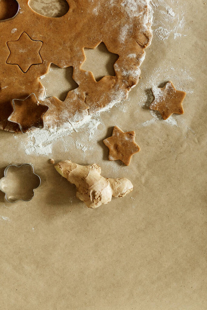 Biscotti di pan di zenzero fatti in casa di Natale su una carta marrone, spazio copia. - Foto, immagini