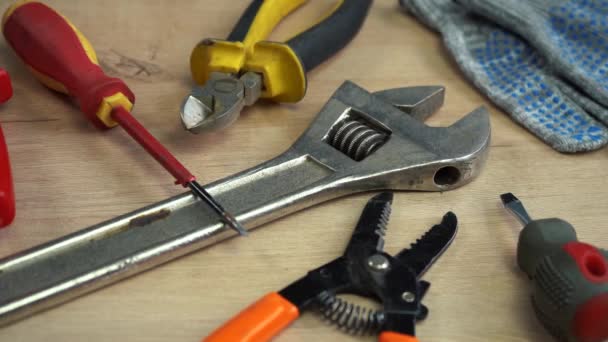 pila de herramientas de construcción acostado en una mesa de madera - Imágenes, Vídeo