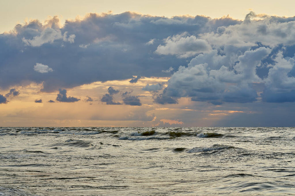 Епічне темне небо заходу сонця над берегом моря після шторму
.  - Фото, зображення