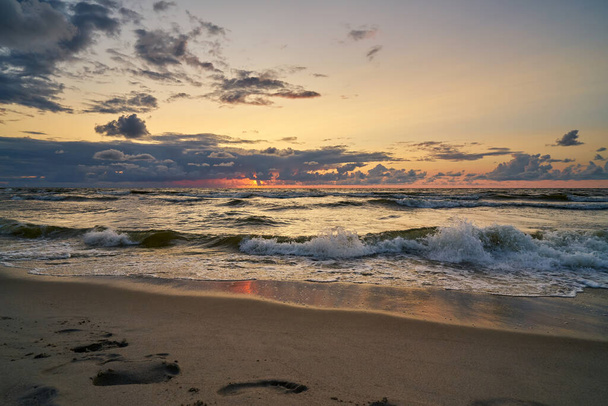 Epico cielo buio tramonto sopra la riva del mare dopo la tempesta.  - Foto, immagini