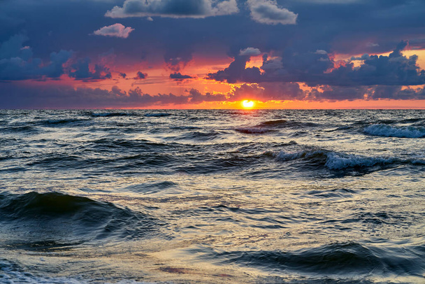Fırtınadan sonra denizin üstünde destansı karanlık günbatımı gökyüzü.  - Fotoğraf, Görsel