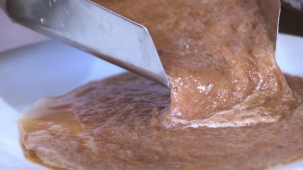 En proceso de hacer mermelada de manzana. Con exprimidor de manzana - Imágenes, Vídeo