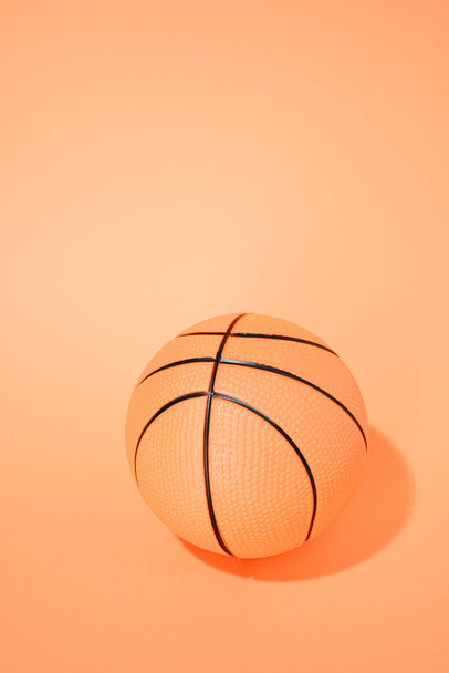 basketbal na oranžovém pozadí. sport a soutěže.copy space. - Fotografie, Obrázek