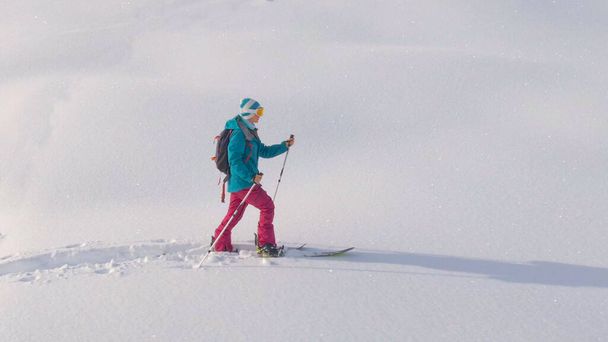 AERIAL: Junge Frau wandert in den Julischen Alpen von der Piste ab - Foto, Bild