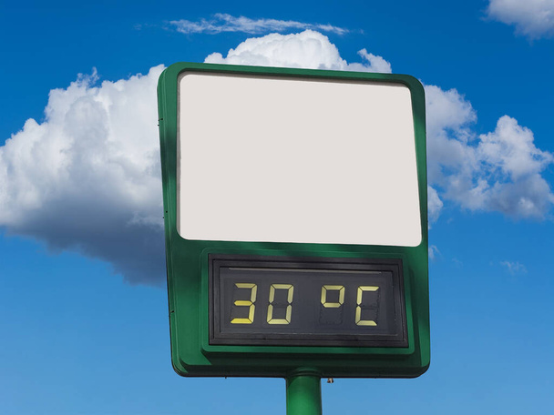 Rakennuksen elektroninen suuri lämpömittari, joka osoittaa korkeaa kesäilman lämpötilaa 30 astetta. Kesällä kuuma sää, lämpö - Valokuva, kuva