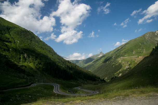 Transfagarasan is a 151 km national road in Romania that connects Muntenia with Transylvania, crossing the Fagaras Mountains, the highest in Romania, which crosses 5 tunnels, 27 viaducts and 830 bridges reaching near the tunnel near Lake Blea  - Fotografie, Obrázek
